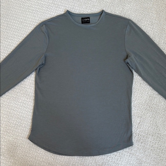 Cuts AO Curve Hem Long Sleeve Gym Athletic Shirt - Picture 3 of 10